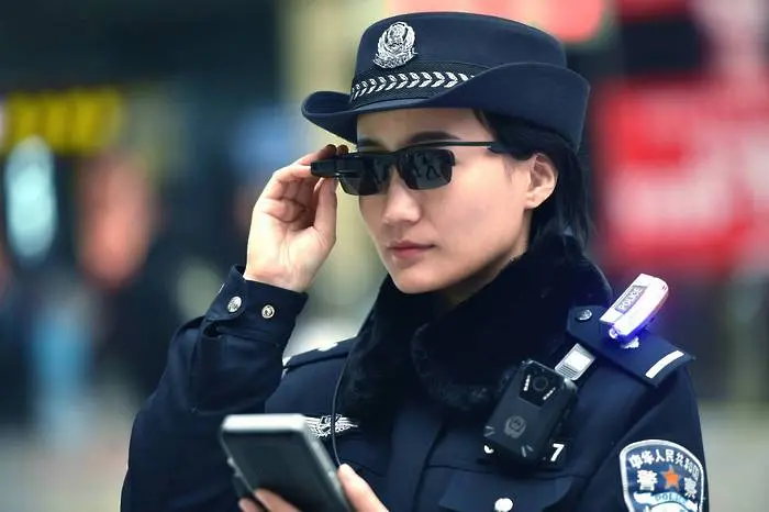 Китайските полицаи разпознават престъпниците със смарт очила