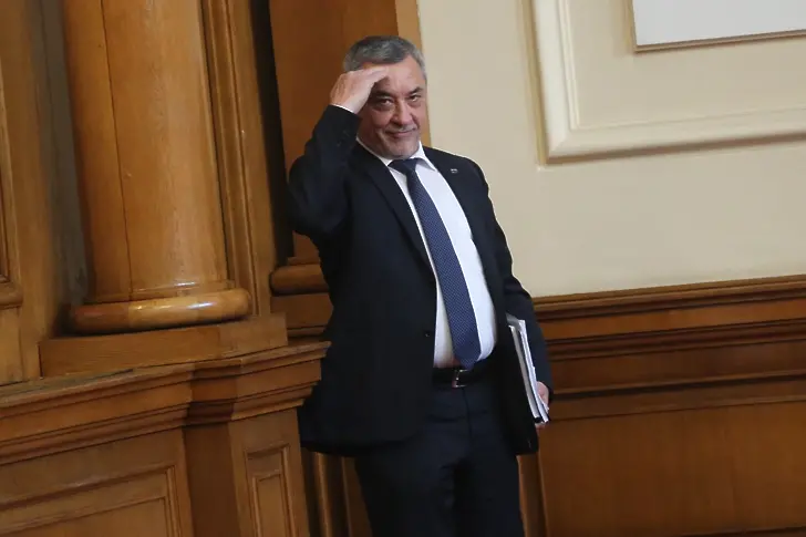 Пак Валери Симеонов: Министър обитава имот в Бистрица, не го е обявил