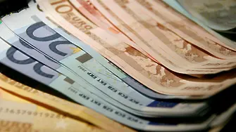 Брюксел предлага намаляване на таксите за преводи на пари в ЕС