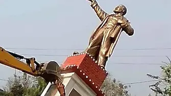 Война на паметниците избухна в Индия (ВИДЕО)