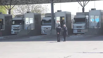 От полунощ: затварят границата с Турция и за български граждани