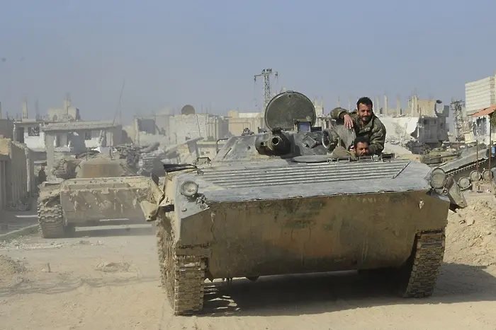 Вижте как конвой на сирийската армия се разминава с отстъпващи US военни (ВИДЕО)