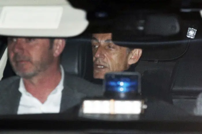 Саркози обвинен във вземане на подкупи