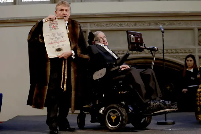 Инвалидна количка и дисертацията на Хокинг купени за $1,1 милиона