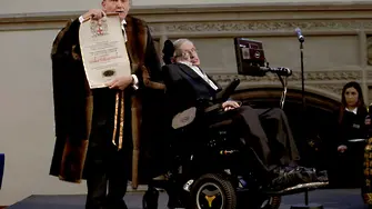 Инвалидна количка и дисертацията на Хокинг купени за $1,1 милиона