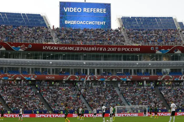 На световното по футбол - по 4 смени и видеоповторения за съдиите