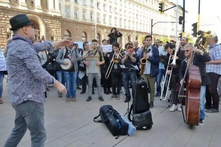 Музикантите на БНР свирят пред Макрон и Меркел за достойно заплащане     