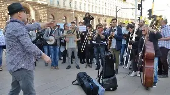 Музикантите на БНР свирят пред Макрон и Меркел за достойно заплащане     