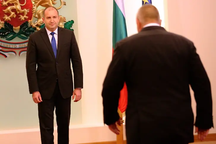 Ръкуване за Борисов, потупване за Радев. Каприз на демокрацията