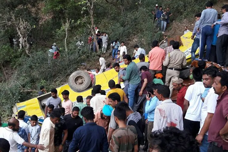 Училищен автобус падна в пропаст в Индия, загинаха 27 деца