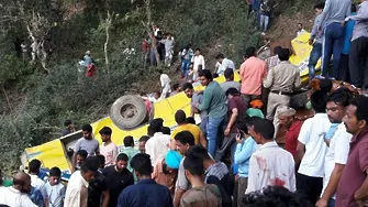 Училищен автобус падна в пропаст в Индия, загинаха 27 деца