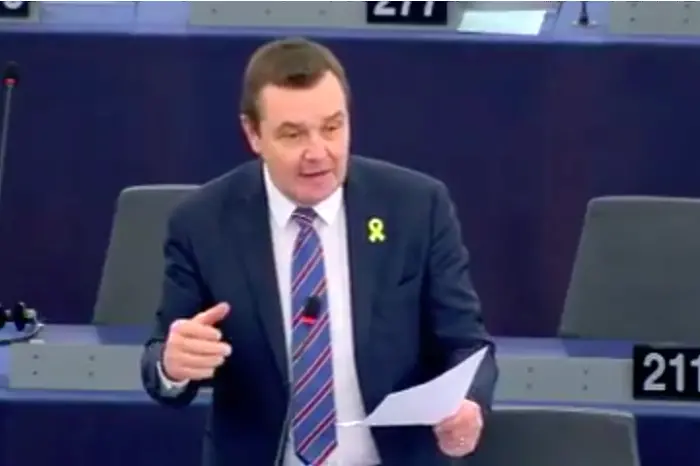 Разследван белгийски евродепутат е открит в безсъзнание