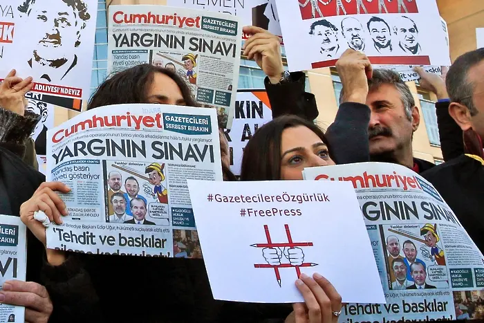 14 журналисти осъдени на затвор в Турция