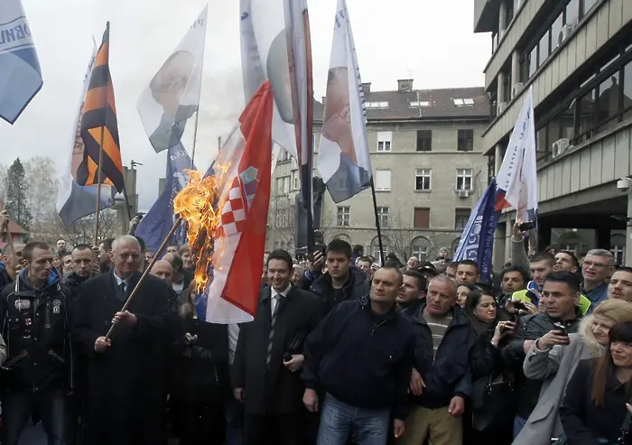 Шешел псува хърватска делегация и гази знамето на Хърватия