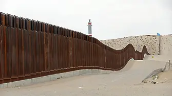 Фенове на Тръмп строят сами стена по границата с Мексико