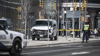 Психично болен сгази с микробус 10 пешеходци в Торонто