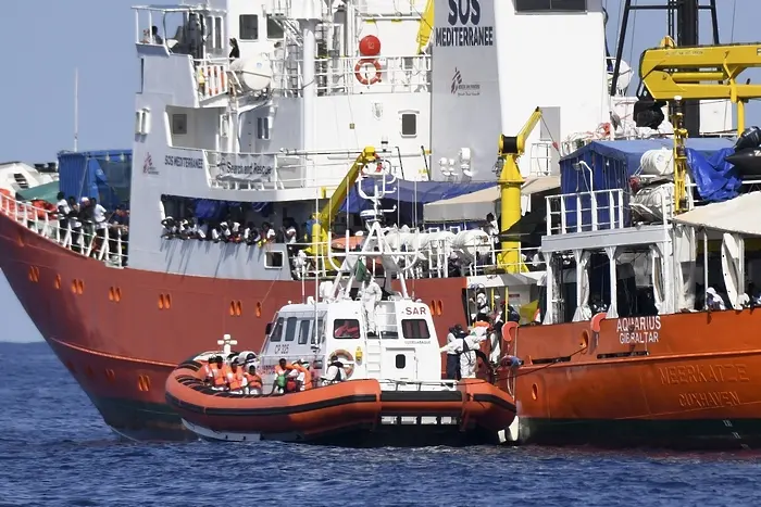 Италия се скара с Франция заради кораба с 629 мигранти