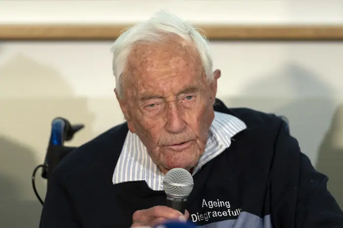 104-годишният учен сложи край на живота си под звуците на 