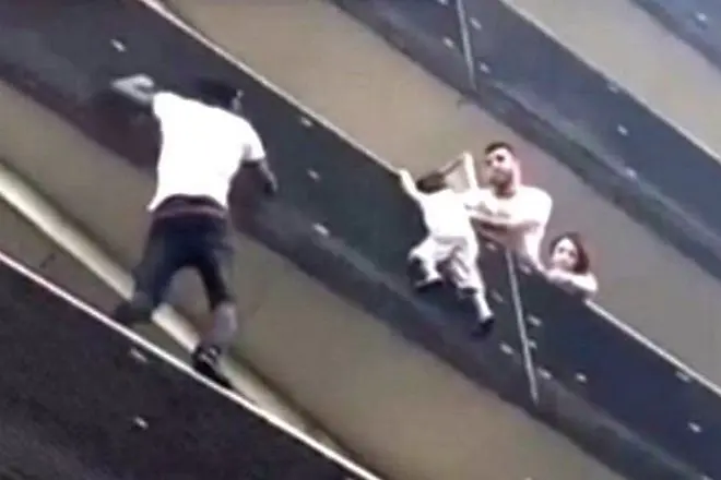 Малиец стана герой, спаси висящо от балкон дете в Париж (ВИДЕО)