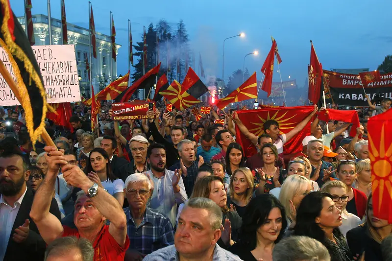 Десетки хиляди на протест в Скопие. Искат оставката на правителството (СНИМКИ)