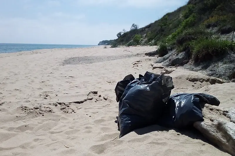 Наистина ли няма решение за боклуците на плажа