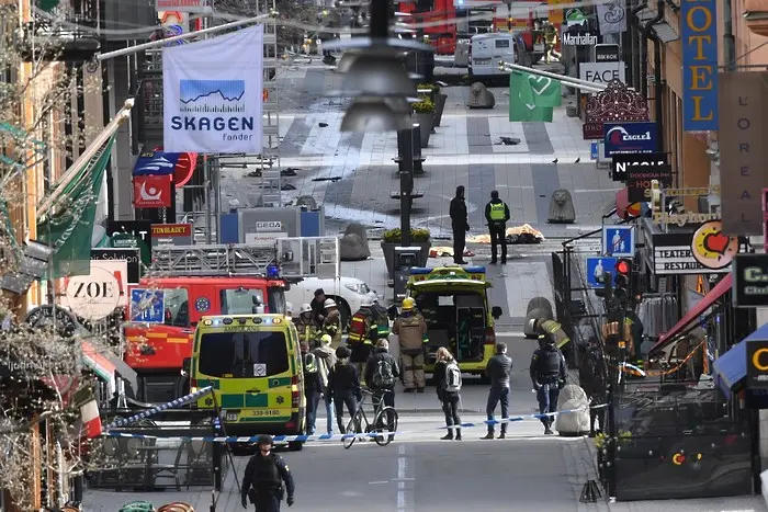 Присъда доживот за узбекски терорист, убил с камион петима души в Швеция