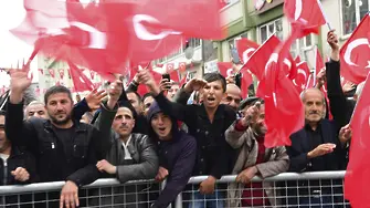 Турция иска ареста на 300 военни, били свързани с Гюлен