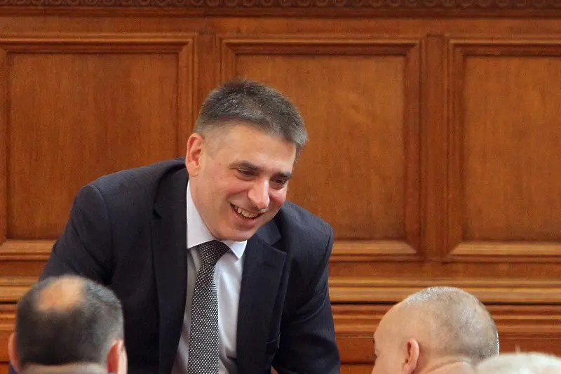 Данаил Кирилов търси режим за прекратяване мандатите на 