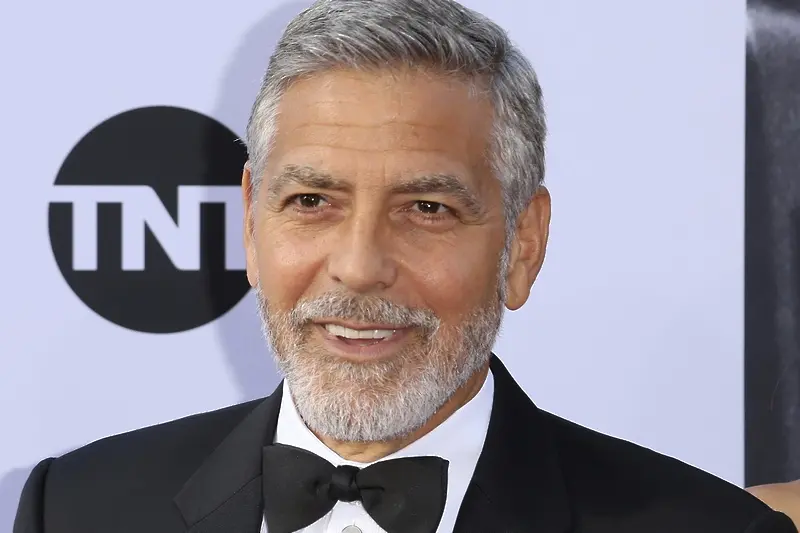 Джордж Клуни закратко в спешно отделение след катастрофа в Италия