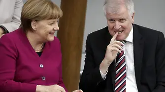 Зеехофер тръгна по пътя на Меркел