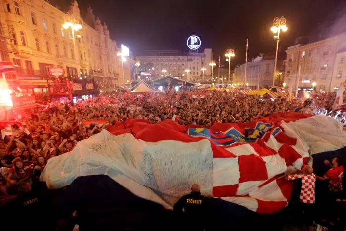 Националите на Хърватия празнуваха по масите. Феновете им - по улиците (СНИМКИ, ВИДЕО)