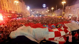 Националите на Хърватия празнуваха по масите. Феновете им - по улиците (СНИМКИ, ВИДЕО)