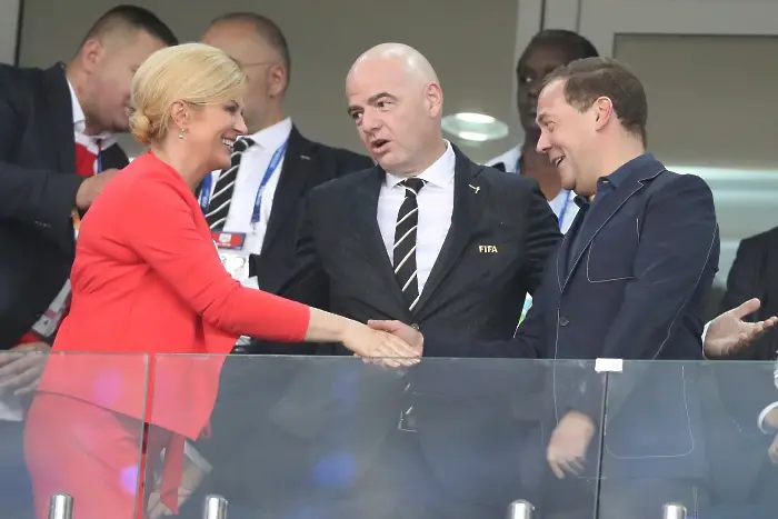 Президентката на Хърватия пее патриотични песни с отбора (ВИДЕО)