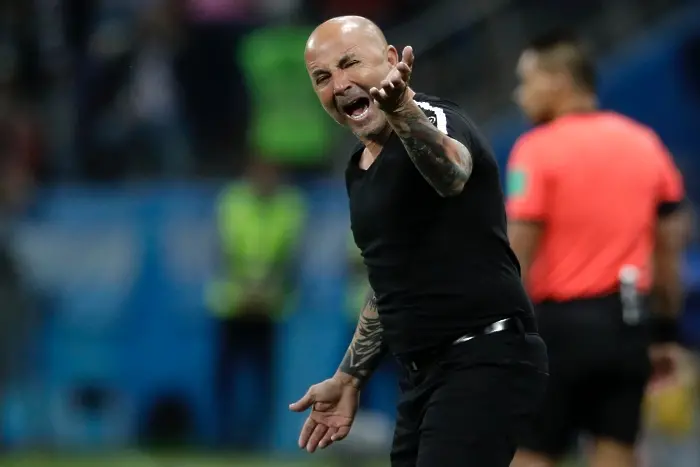 Треньорът на Аржентина се извини, защити Меси