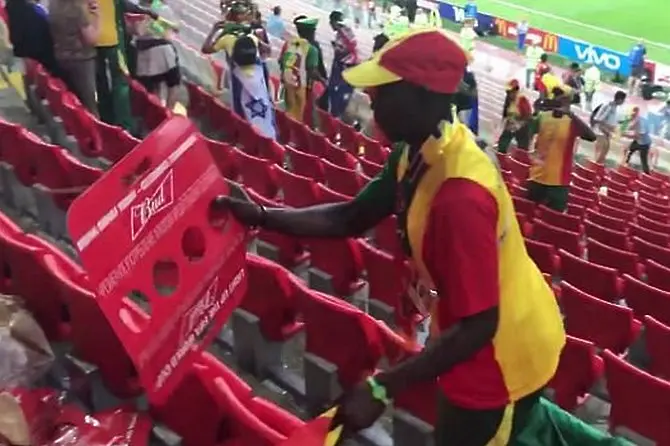 Как празнуват феновете на Сенегал? Като почистват стадиона (ВИДЕО, СНИМКИ)