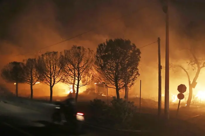 Пламна гора на гръцки остров, 500 евакуирани от две села