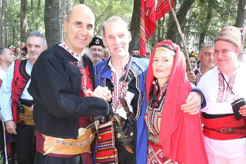 Цветанов гост на традиционна българска сватба на актьор от Холивуд