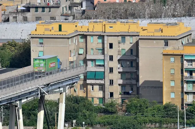 GenovaToday: Български шофьор на тир е паднал с камиона си от моста в Генуа