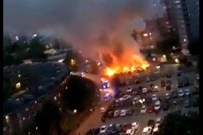 Подпалиха над 150 коли в 9 шведски града (СНИМКИ)