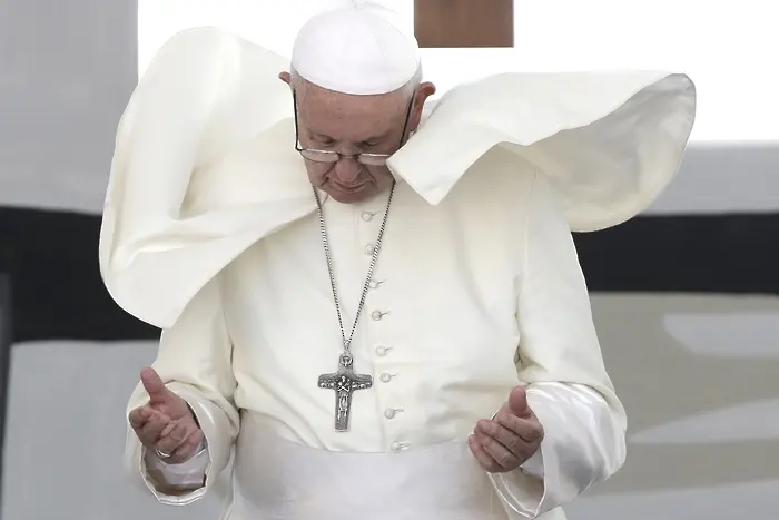 Бившият папа внезапно излезе от усамотение, за да се опълчи на сегашния