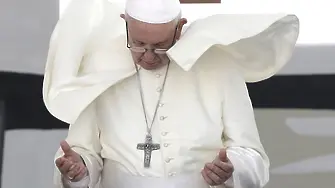 Бившият папа внезапно излезе от усамотение, за да се опълчи на сегашния