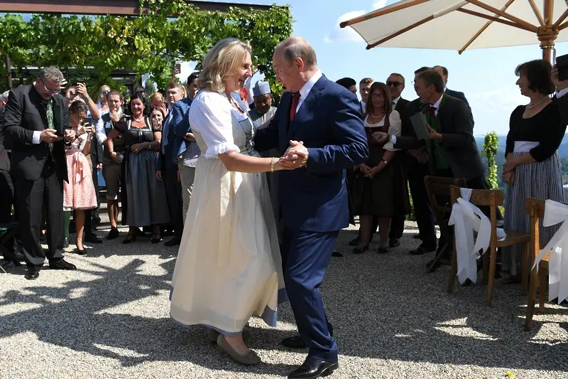 Путин подарил бижута за €50 000 на бивша австрийска министърка