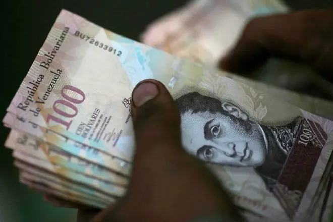 Социалистическа Венецуела маха пет нули от банкнотите си