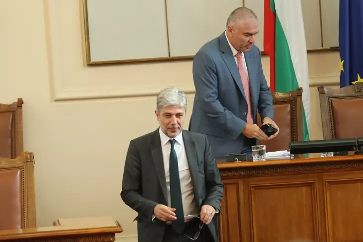 Парламентът пита Нено Димов за незаконния боклук, той не знае