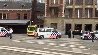 Мъж рани двама с нож в Амстердам