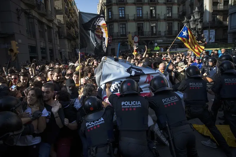 Сблъсъци в Барселона между сепаратистите и полицията (СНИМКИ)