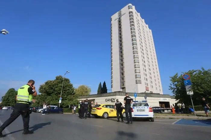 Десетима са задържани при акцията в хотелите на Ветко Арабаджиев, той - в чужбина, синът му в ареста