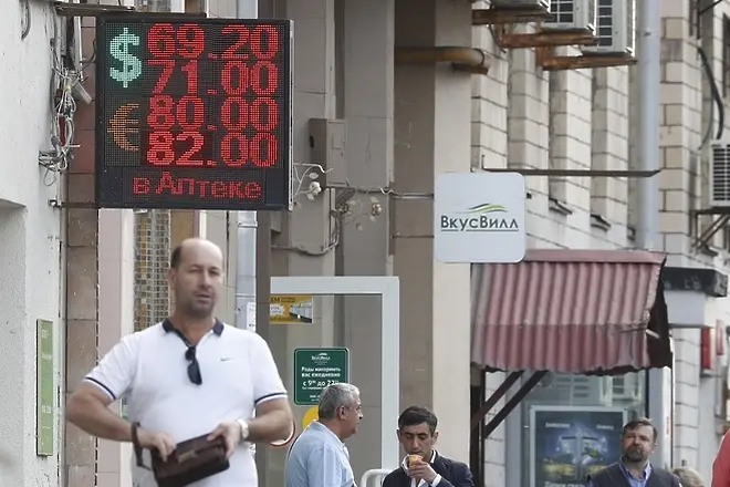 81.09 рубли за едно евро. 70.10 - за един долар 