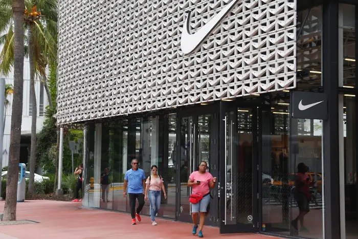 Акциите на Nike паднаха с 3 пункта заради рекламата, разбунила Америка