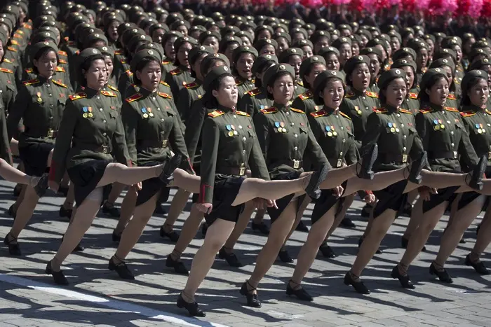Без ракети на Деветосептемврийския парад в Пхенян (СНИМКИ)
